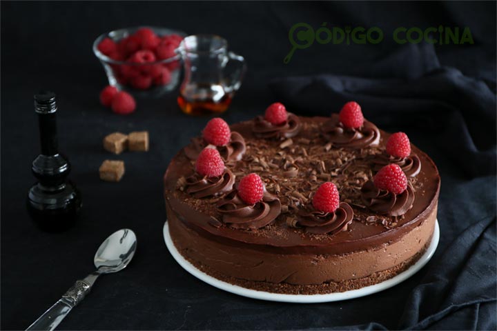 Tarta de queso y chocolate decorada con frambuesas