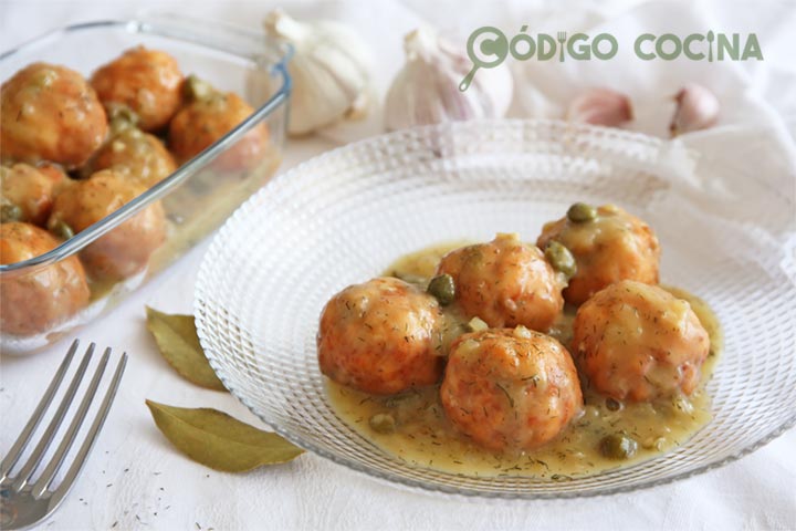 Albóndigas de salmón en salsa de eneldo