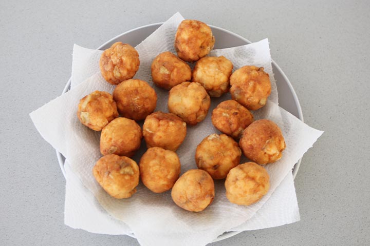 Albóndigas de salmón fritas sobre papel de cocina