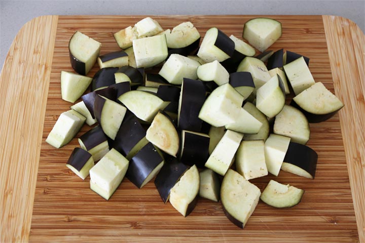 Berenjena cortada en trozos gruesos para hacer caponata de berenjena