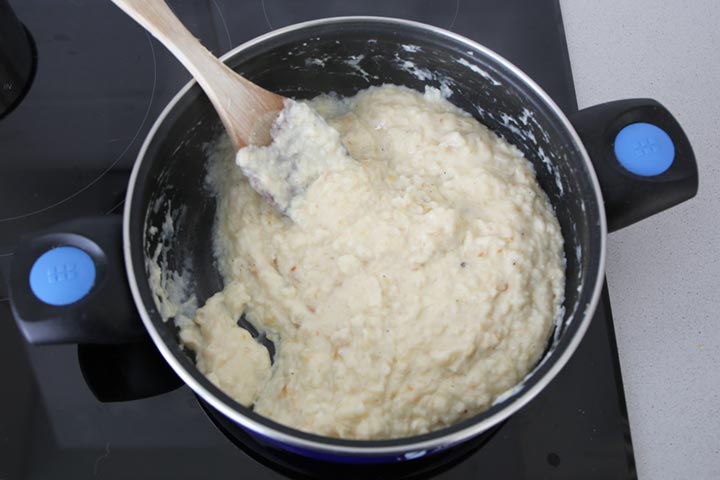 Incorporar la leche a la bechamel con bacalao