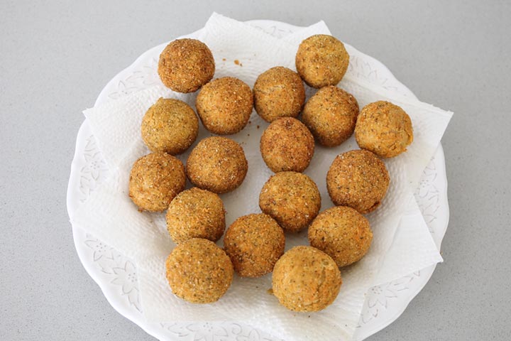 Croquetas de garbanzos fritas sobre papel de cocina