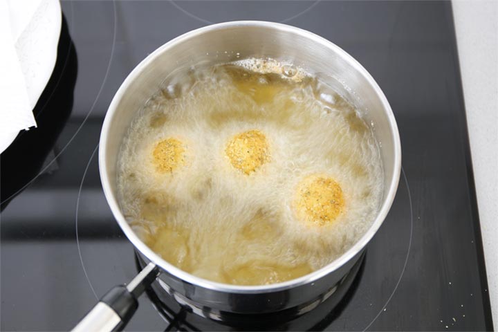 Freír las croquetas de garbanzos en abundante aceite