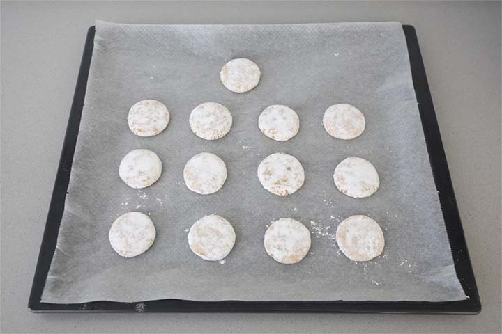 Pastas con almendra sobre una bandeja de horno