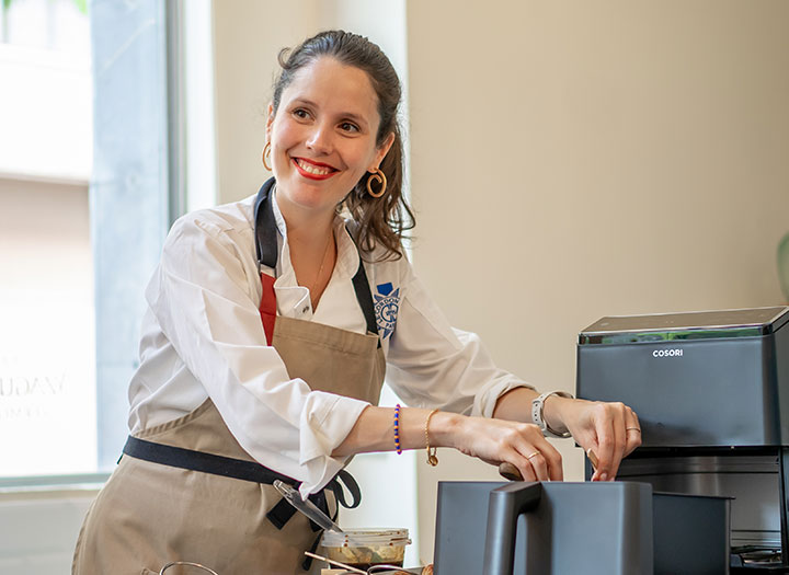 Carla Villalón cocinando en la airfryer Cosori Dual Blaze Chef Edition