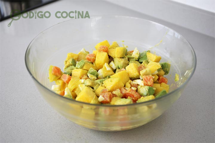 Ensalada de aguacate. mango y salmón ahumado