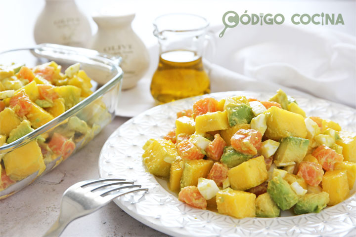 Ensalada de mango, aguacate y salmón ahumado