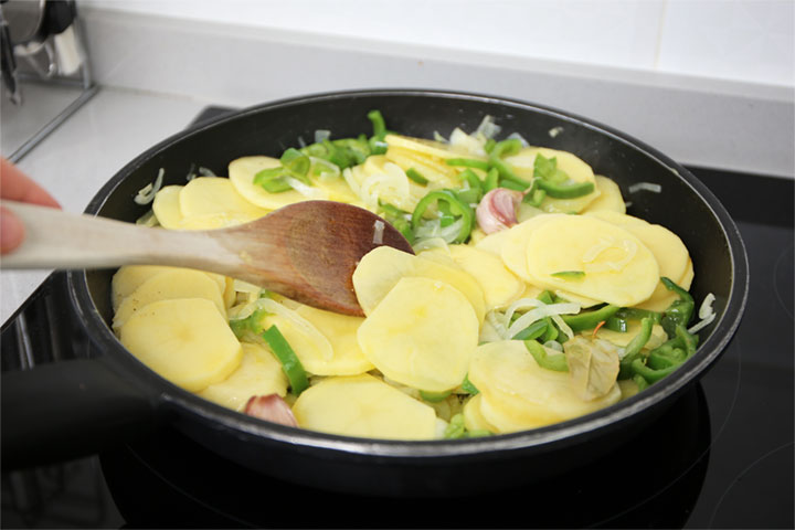 Patatas cortadas en láminas cocinadas en sartén