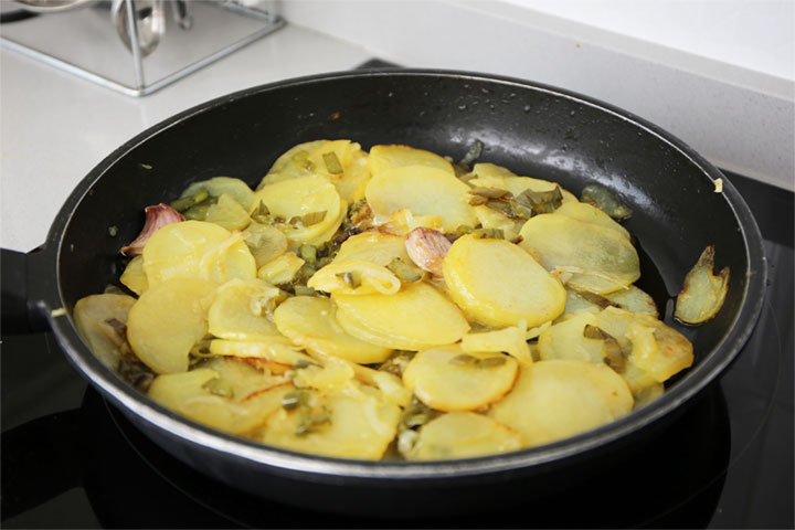 Patatas con pimiento verde y cebolla