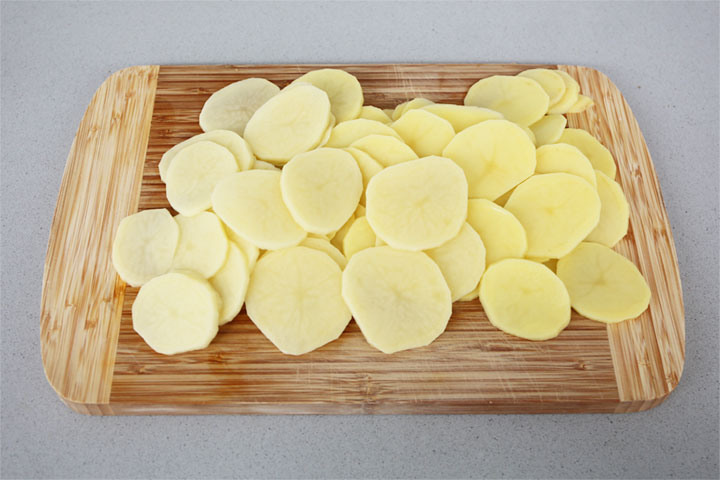 Patatas cortadas en láminas