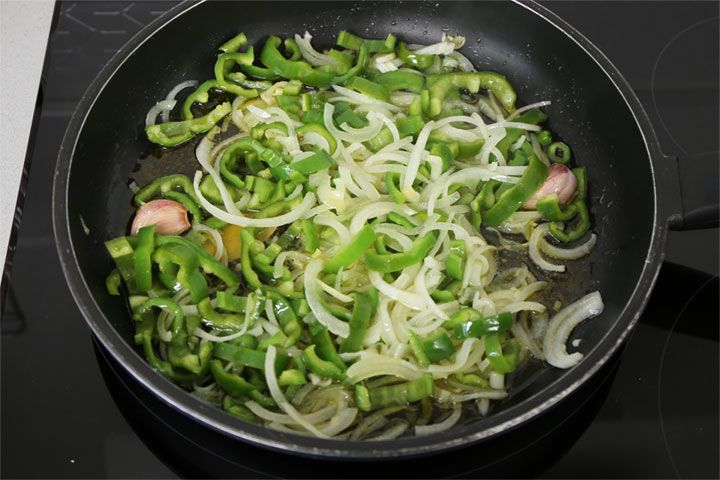 Cebolla, pimiento verde y ajo pochados en sartén