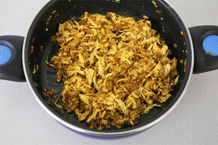 Relleno de pollo al curry para hacer samosas