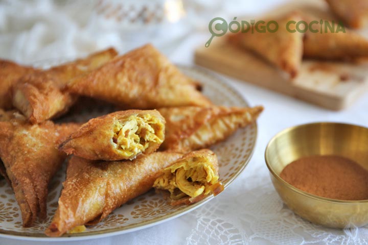 Samosas rellenas de pollo al curry