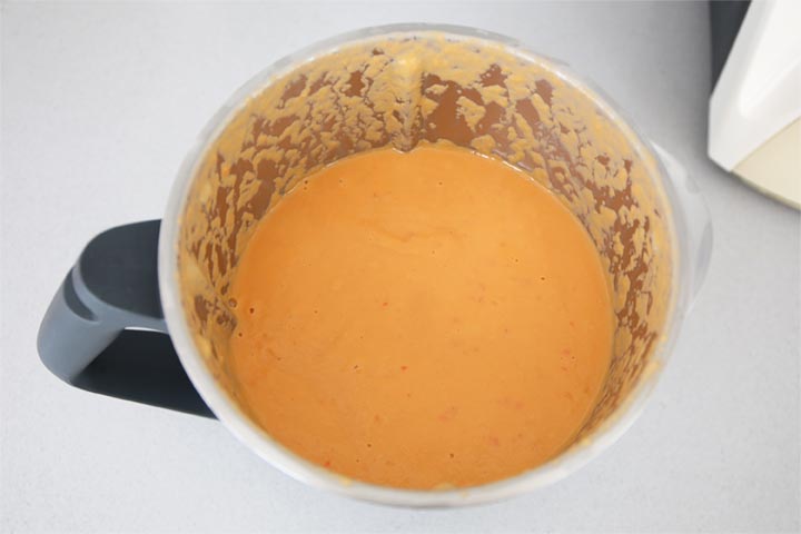 Triturar el gazpacho de mango en Thermomix