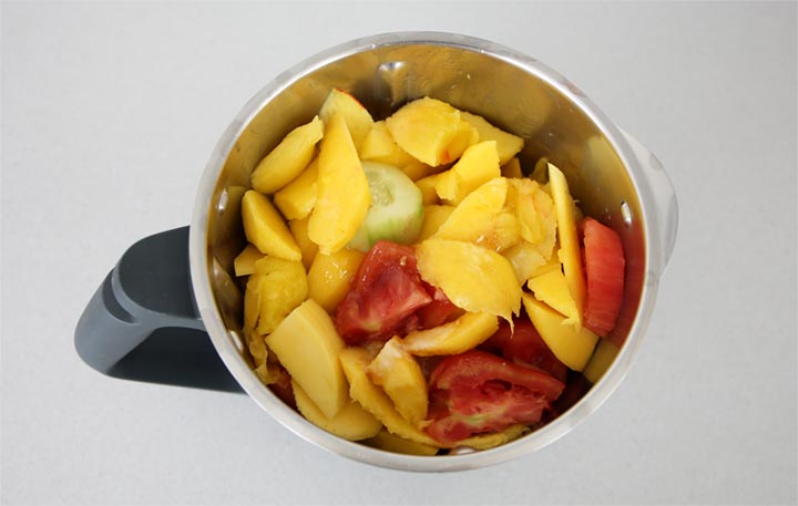 Triturar los ingredientes del gazpacho de mango