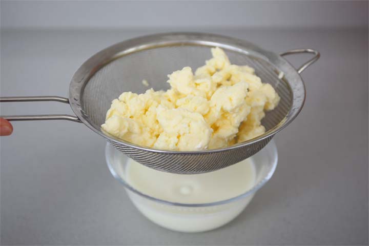 Escurrir el suero de la mantequilla