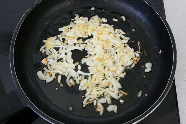 Cocinar la cebolla y el diente de ajo