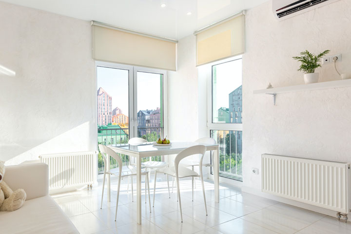 Estores enrollables para una cocina blanca