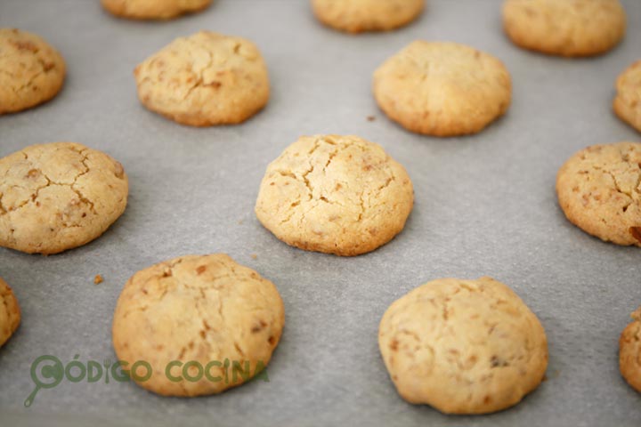 Galletas de nueces recién horneadas