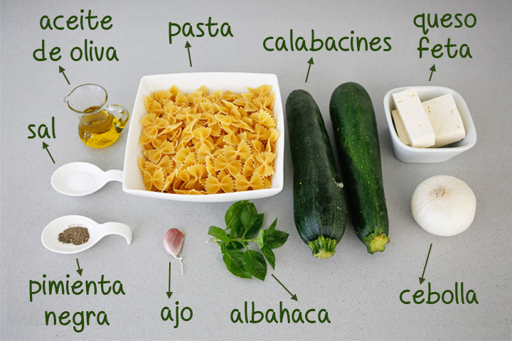 Ingredientes para hacer pasta con calabacín y queso feta