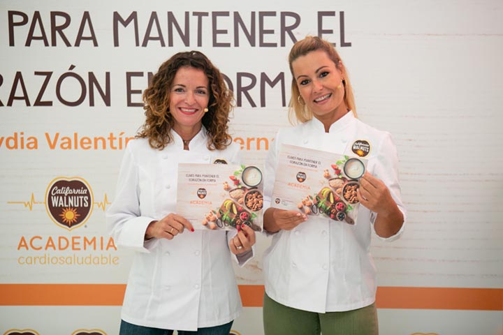 Lydia Valentín y Lola Bernabé con el recetario de la Academia Cardiosaludable