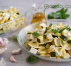 Pasta con calabacín y queso feta