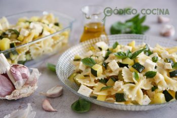 Pasta con calabacín y queso feta