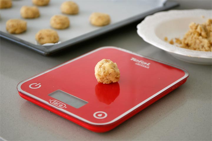 Masa de galletas pesada con una báscula