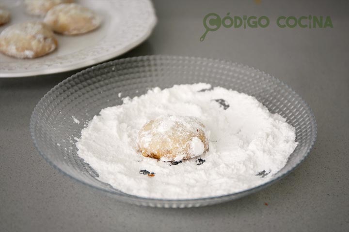 Galletas de nuez rebozadas en azúcar glas