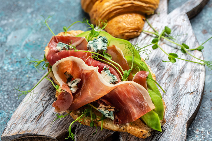 Croissant con jamón ibérico, aguacate y queso azul