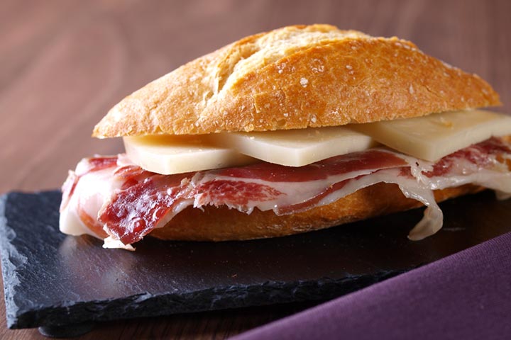 Bocadillo de jamón ibérico y queso manchego