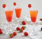Cóctel de champagne y fresas en copas