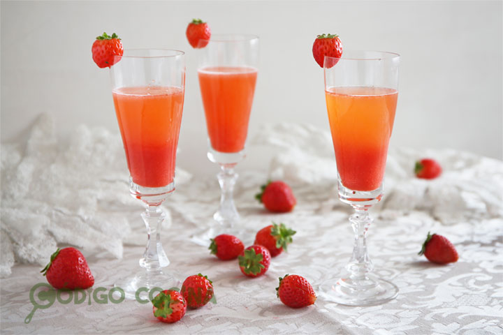 Cóctel de champagne y fresas en copas