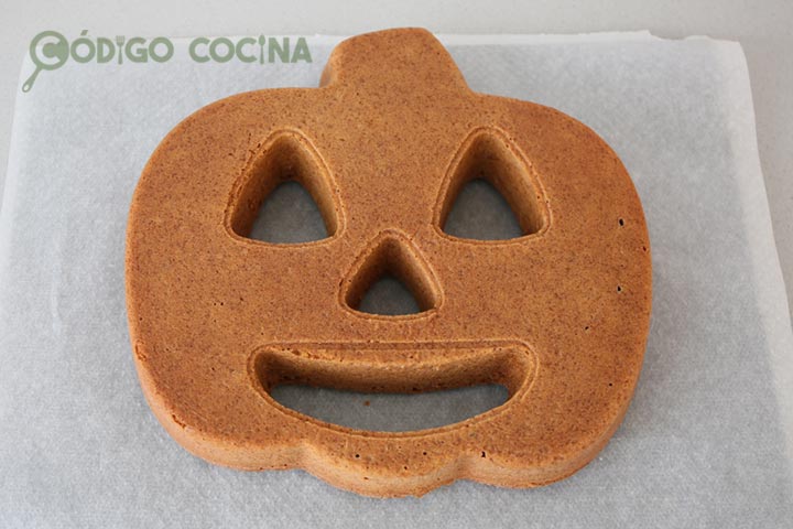 Desmoldar bizcocho con forma de calabaza