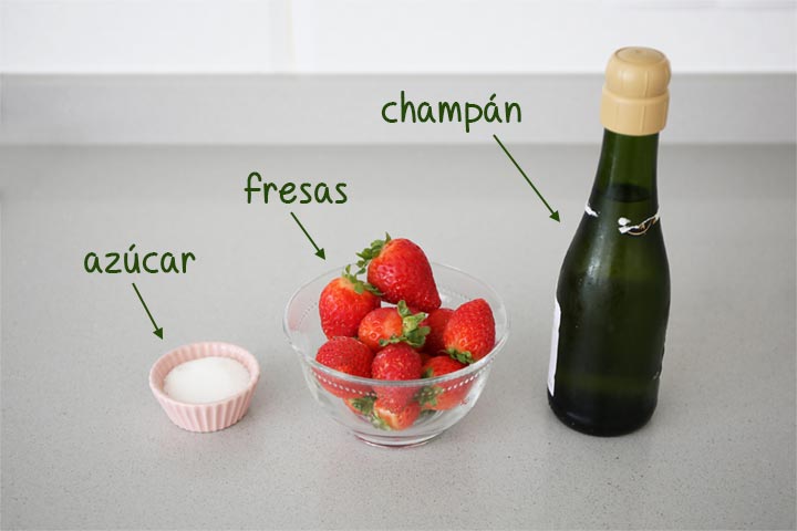 Ingredientes para hacer cóctel de champagne y fresas