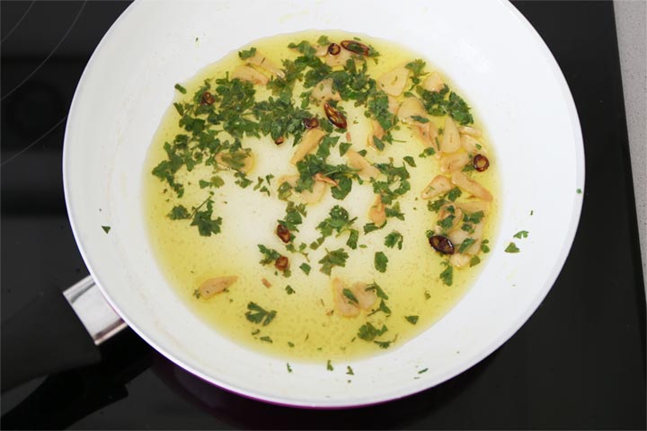 Sofrito de ajo, perejil y guindilla