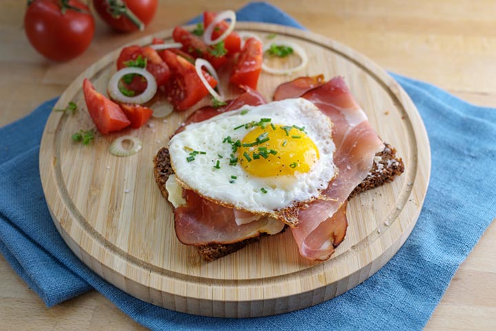 Tostada de pan de centeno con jamón ibérico y huevo frito