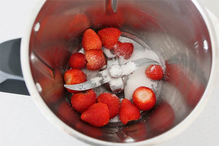Triturar las fresas con el azúcar