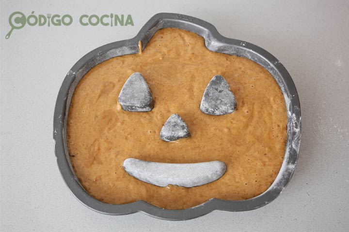 Molde con forma de calabaza con masa de bizcocho dentro