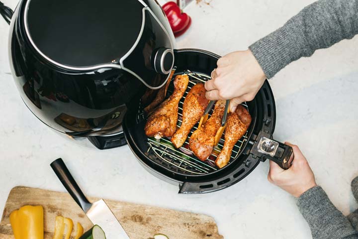 Muslos de pollo cocinados en freidora de aire