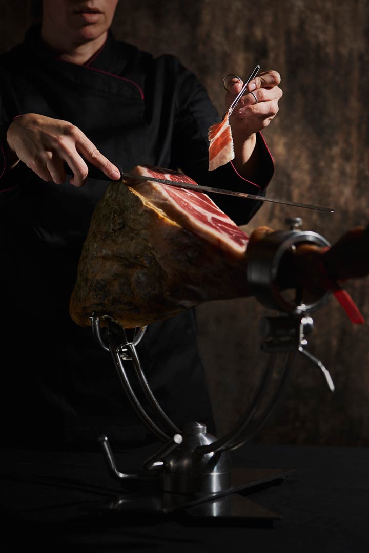 Profesional cortando Jamón Ibérico