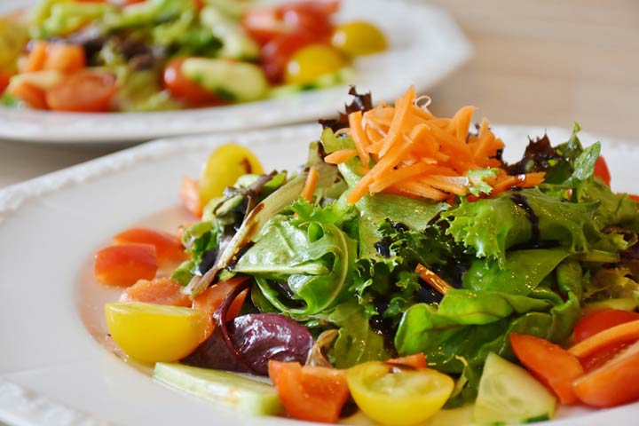 Ensalada con lechuga, tomate, zanahoria y pepino