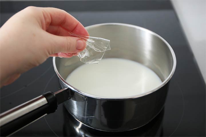Mezclar gelatina hidratada con leche caliente