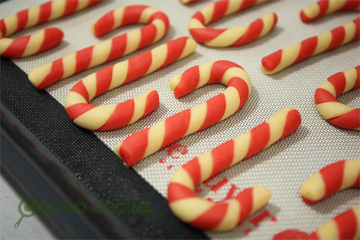 Galletas colocadas en la placa del horno