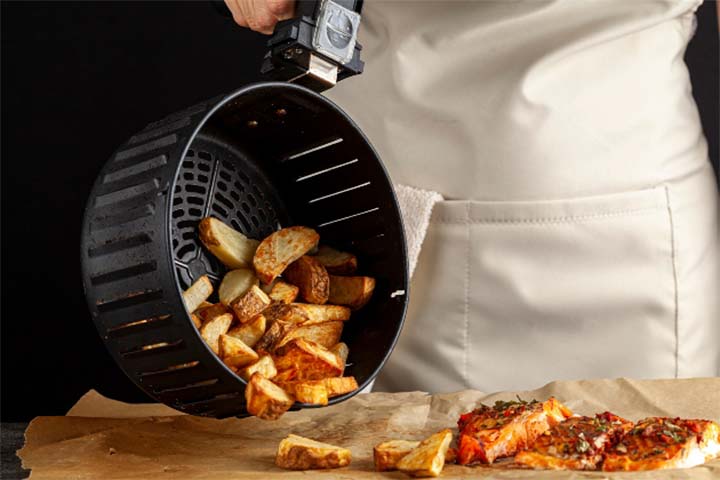 Patatas dentro de la cesta de la air fryer