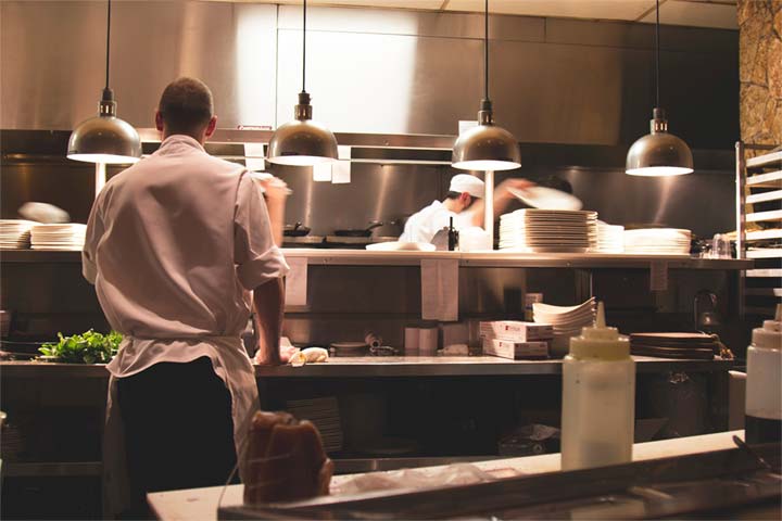 Alumnos aprendiendo dentro de una cocina profesional