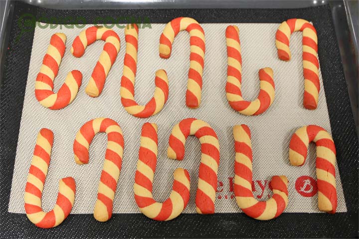 Galletas de bastón de caramelo recién hechas en el horno