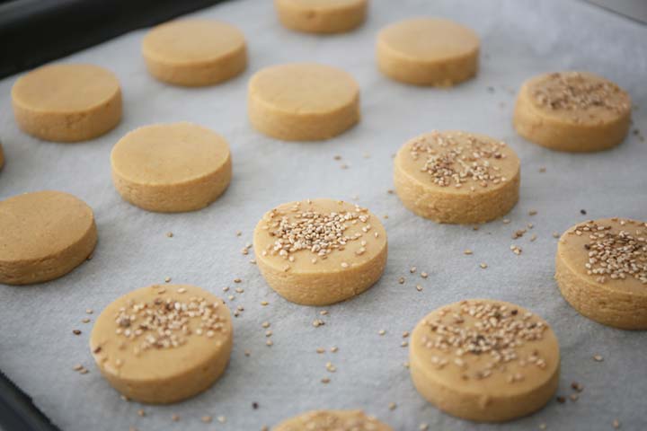 Polvorones con aceite de oliva con sésamo listos para hornear