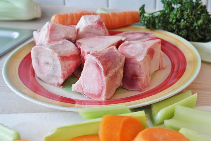 Huesos y verduras listos para hacer caldo