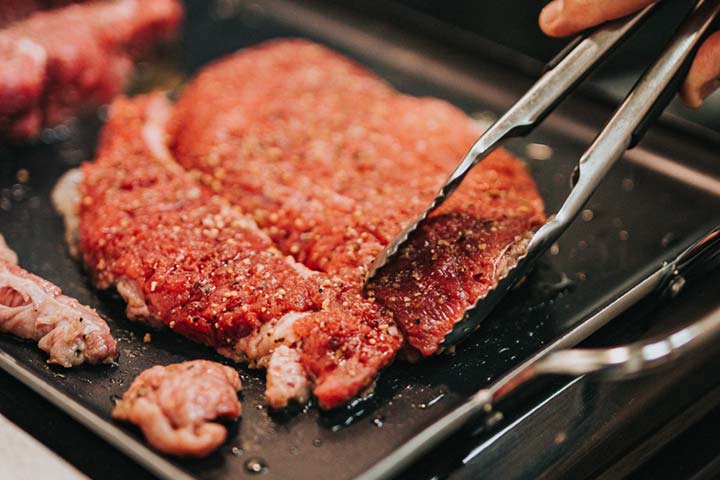 Ventajas de tener una piedra para asar carne en casa